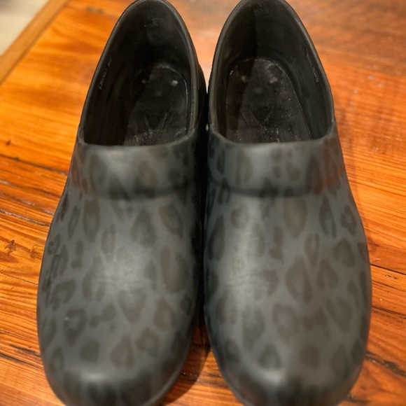 Like new leopard croc professional clogs - Picture 3 of 3